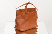 Load image into Gallery viewer, ESSENTIALS TOTE